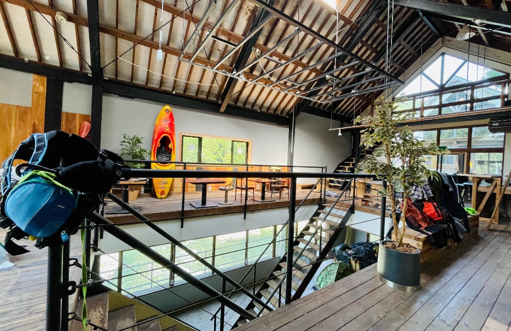 広々としたおしゃれなベース