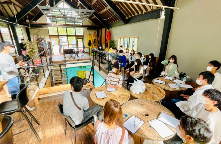 説明を受ける風景