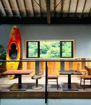 ラフティング施設｜カフェや別荘のような、川遊びの秘密基地