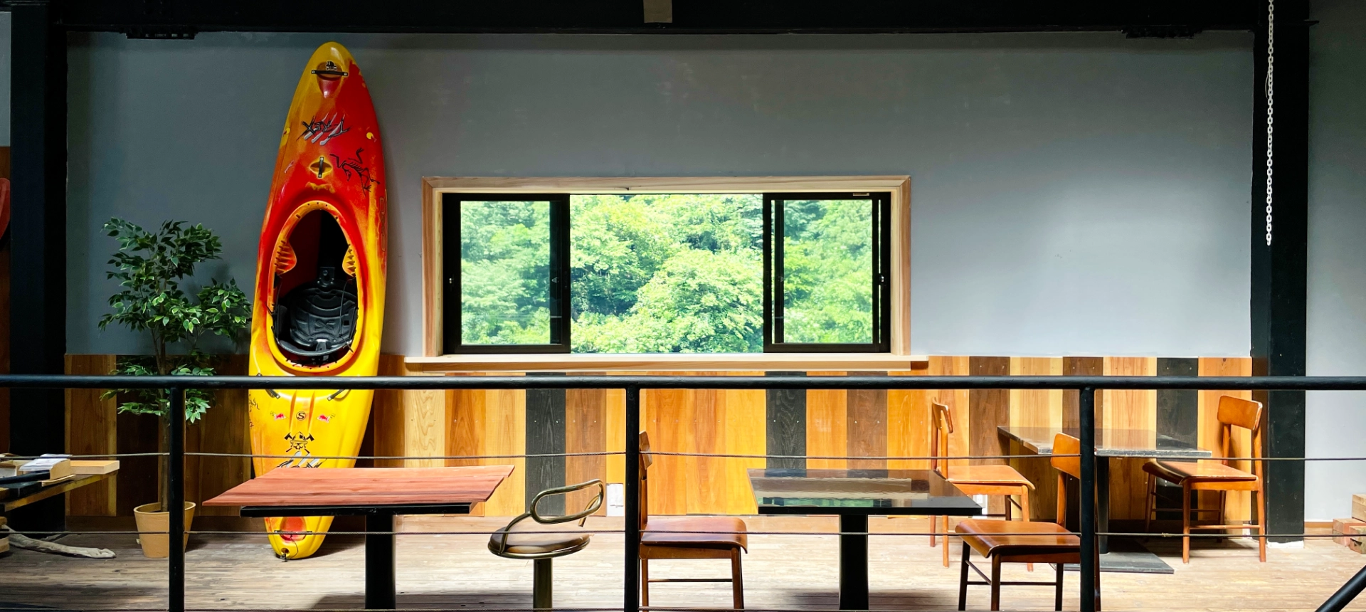 ラフティング施設｜カフェや別荘のような、川遊びの秘密基地