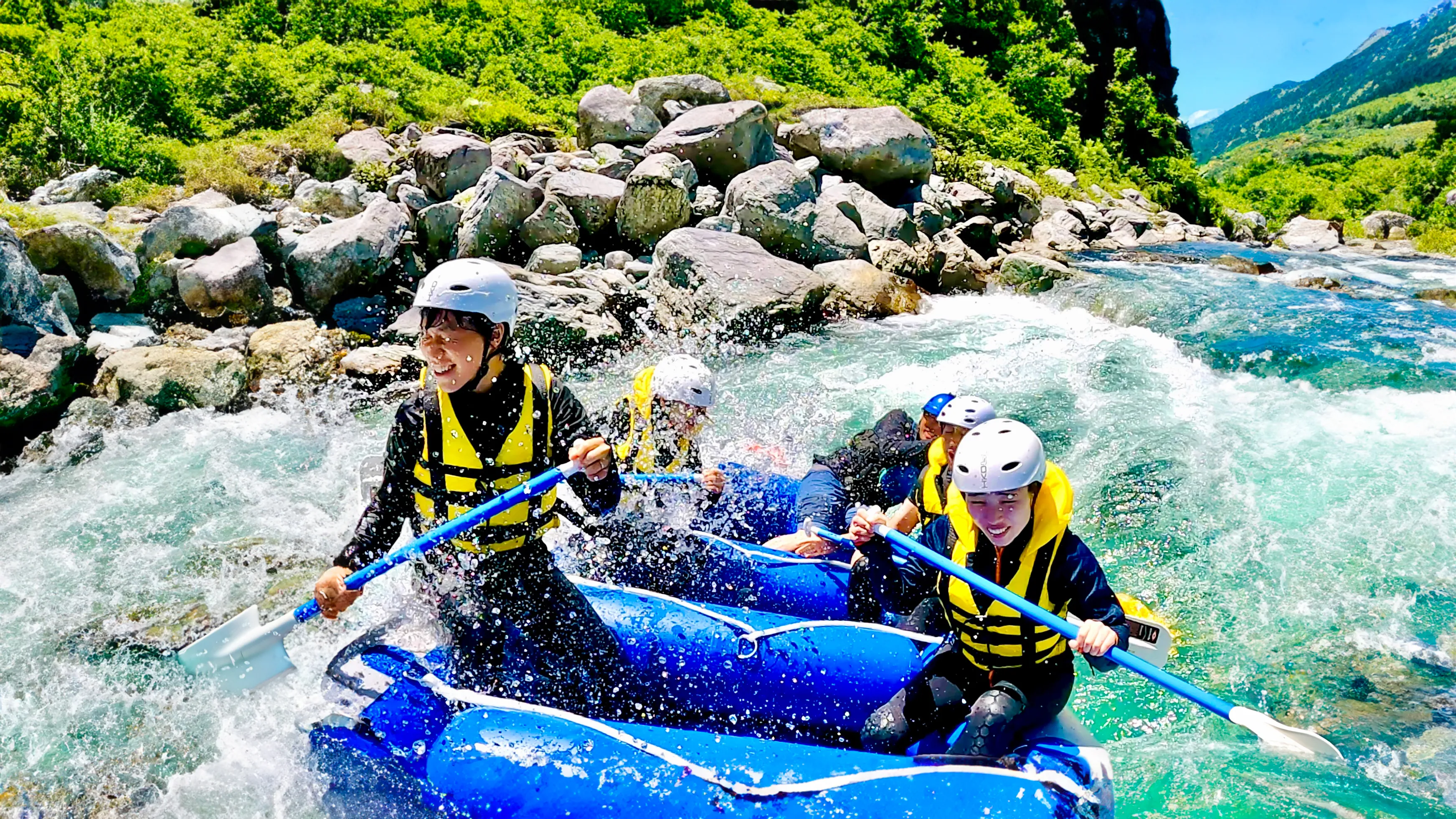 仲間とラフティング