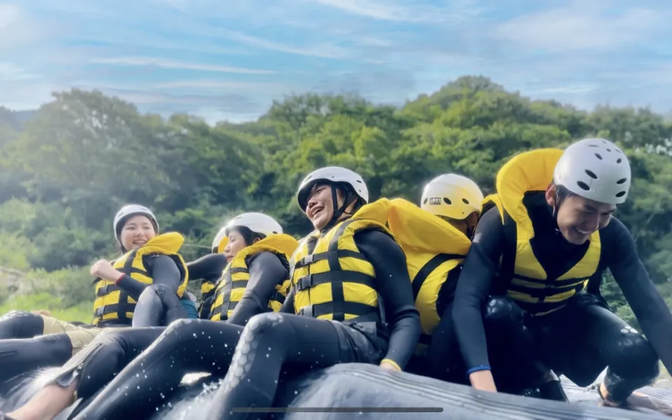 仲間とラフティング