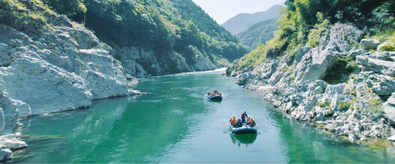 仲間とラフティング
